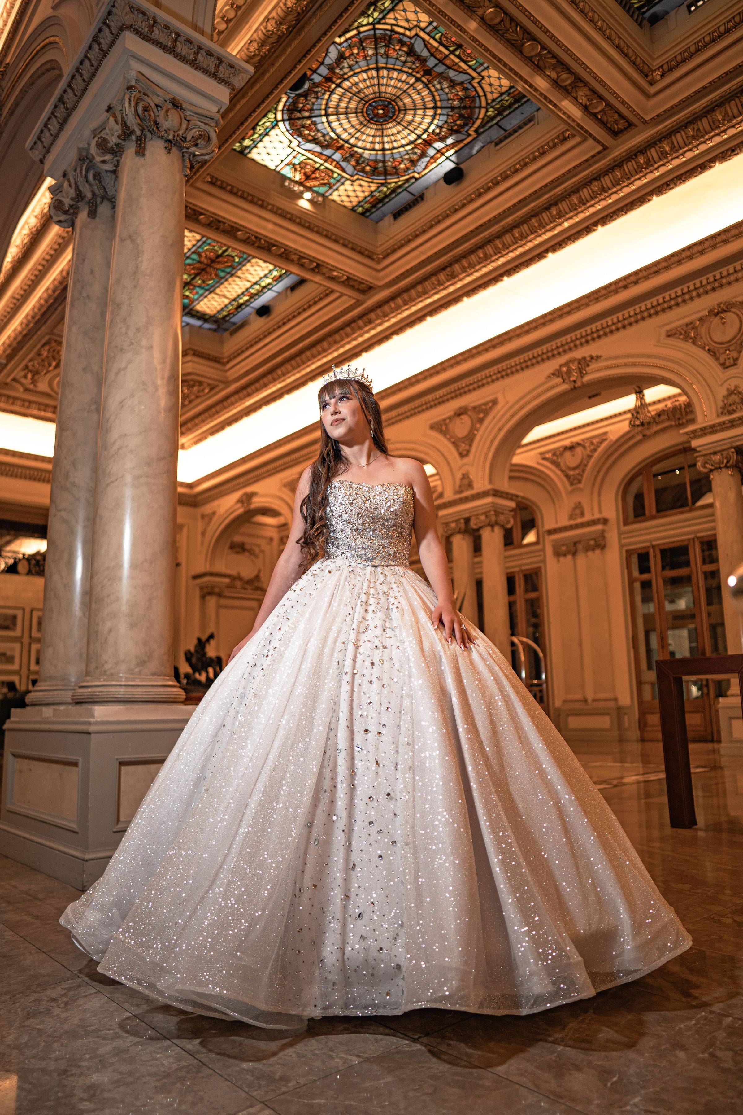 Vestido de 15 champagne sin tirantes, corset con pedrería y falda amplia de tul con brillos