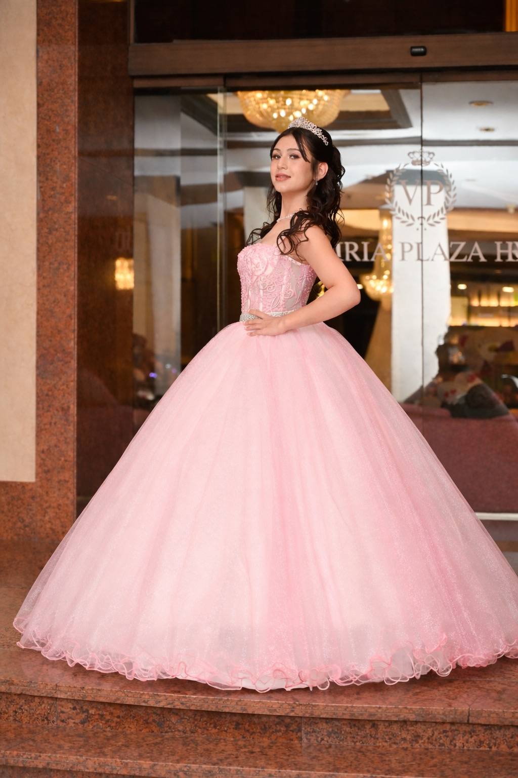 Vestido de 15 rosa con tirantes, corset con pedrería y falda amplia de tul con volado
