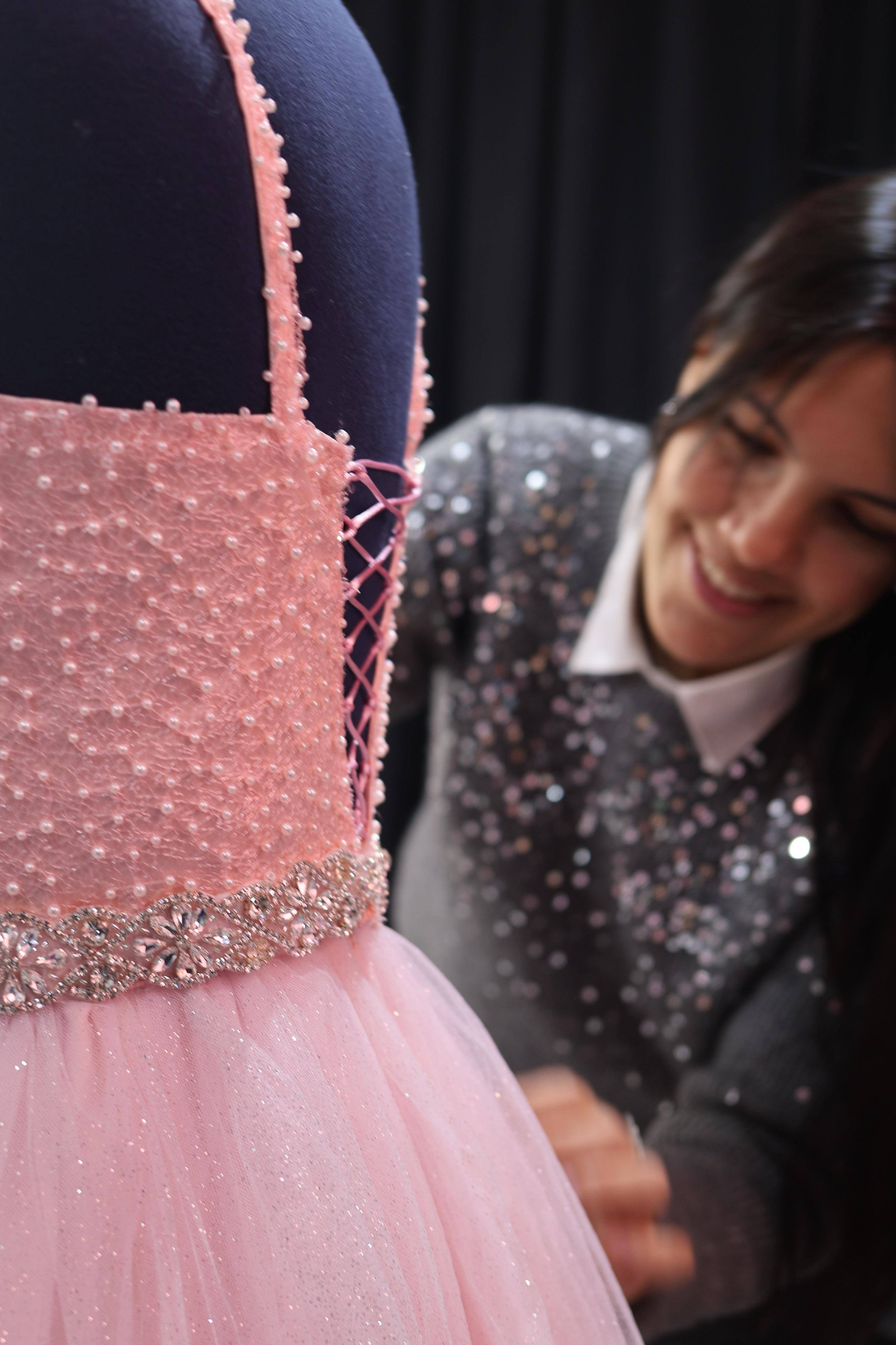 Carolina, modista y diseñadora de vestidos de quinceañera y novia en Montevideo, Uruguay — foto 3